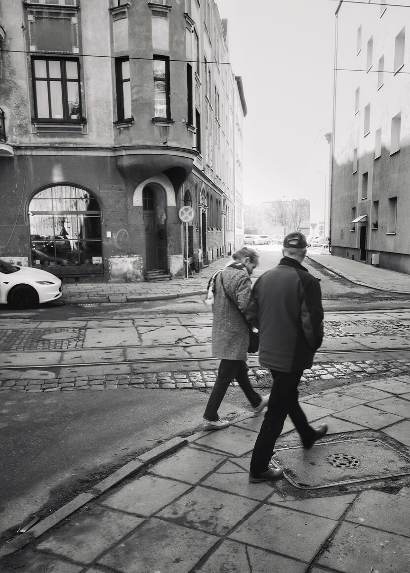 „Scena rodzajowa z życia elbląskiej ulicy z białą Teslą w tle”