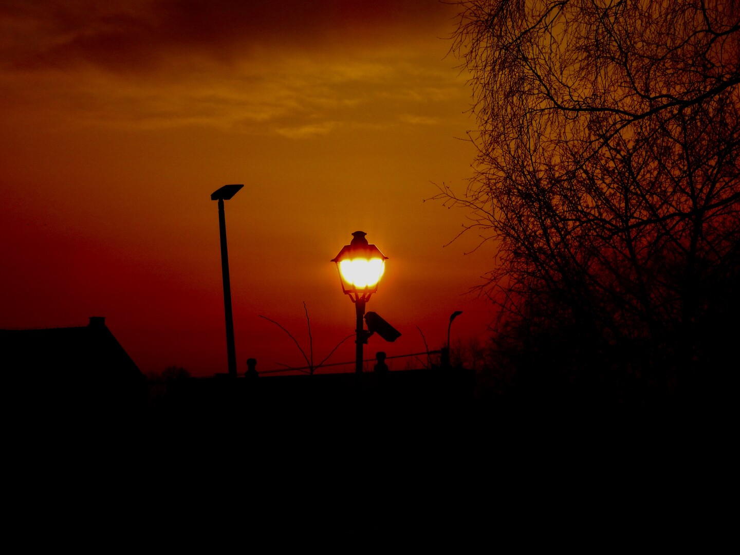 Energia słoneczna umieszczona w miejskiej latarni ulicznej