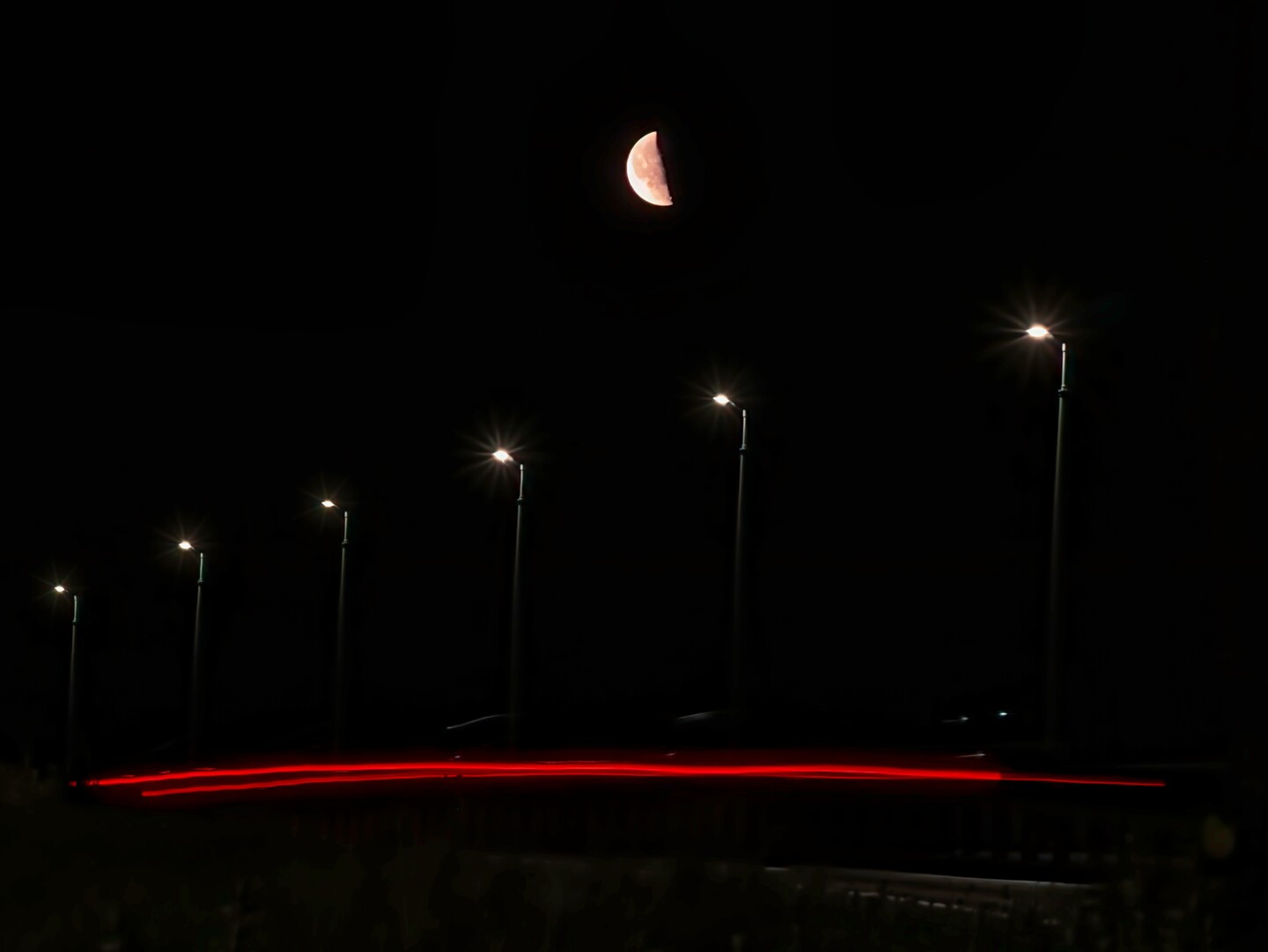 Nocny strażnik miejskich świateł.