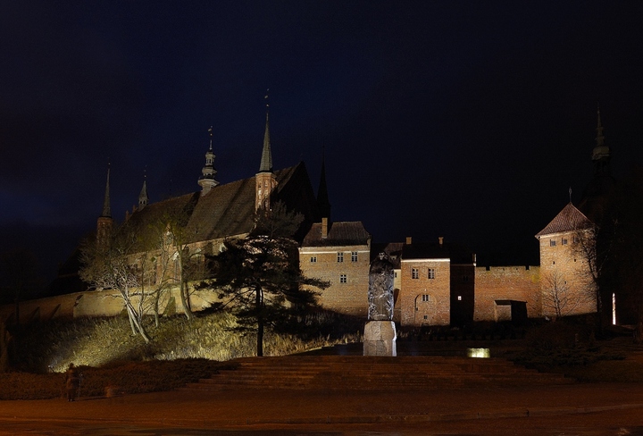 Wzgórze katedralne we Fromborku podczas próby iluminacji oświetlenia.