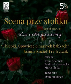 Chłopki na scenie przy stoliku