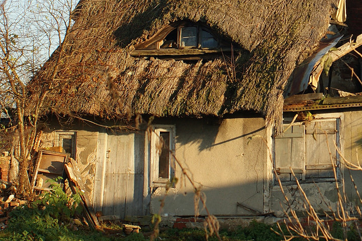 Tropy Elbląskie – fragment walącej się chaty podcieniowej