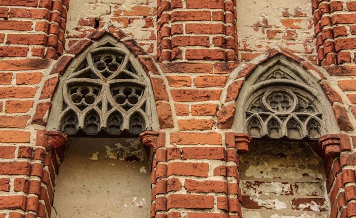 Fragment murów i zdobień gotyckiego kościoła w Przezmarku.