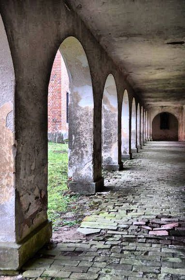 Kolumny w krużgankach sanktuarium Podwyższenia Krzyża Św. w Chwalęcinie (gm. Orneta)