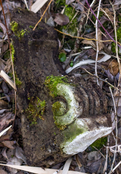 Fragment pomnika-resztki.