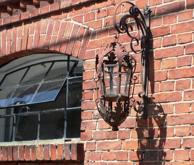 Lampa ścienna.