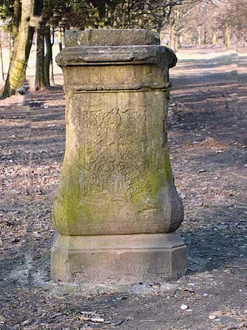 Fragment postumentu na posesji Carla Ziese (obecny Park Modrzewia).