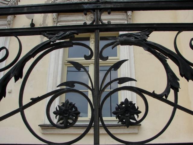 Fragment balustrady na pałacyku Neufeltda przy ul. Zacisze