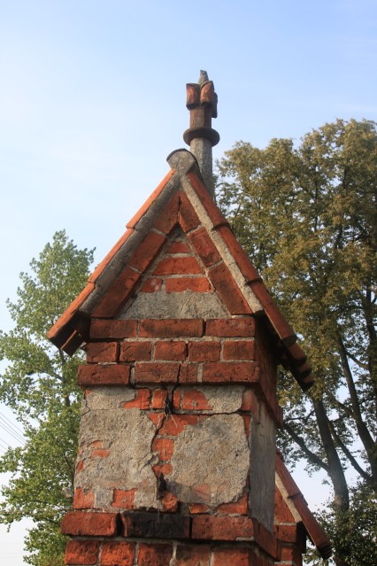 Otoczenie kościoła  gotyckiego w Przezmarku (renowacja w 1901 roku).