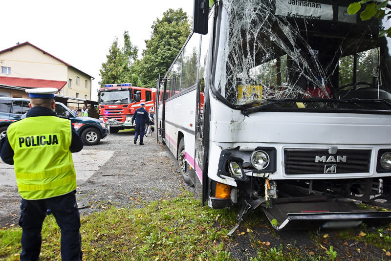 Elbląg, Autokar z dziećmi uderzył w drzewo