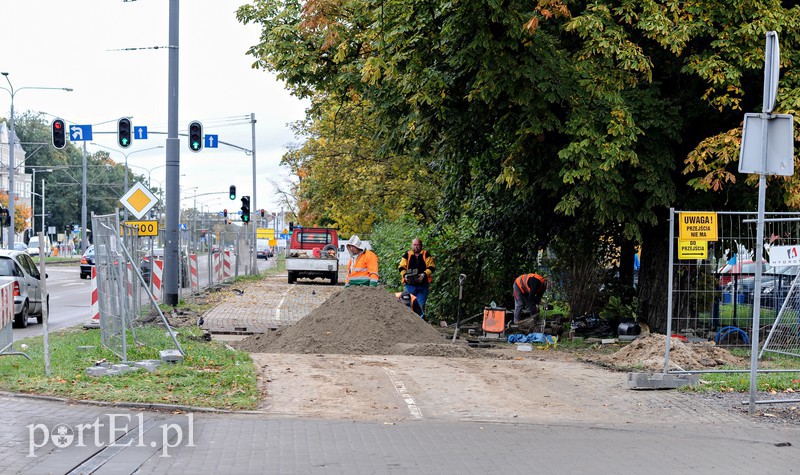 Elbląg, W pobliżu skrzyżowania trwają już prace, ale są one związane z budową wiaduktu Elbląg, W pobliżu skrzyżowania trwają już prace, ale są one związane z budową wiaduktu