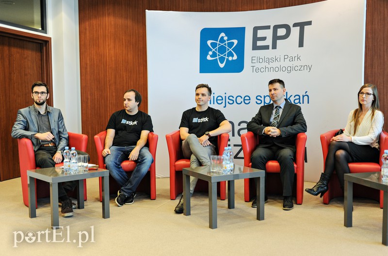 Elbląg, Elbląscy startupowcy (od lewej): Jan Sowa, Michał Kowalkowski, Bartosz Fimowski oraz Joanna Klein. Drugi z prawej - dyrektor EPT Marcin Bukowski Elbląg, Elbląscy startupowcy (od lewej): Jan Sowa, Michał Kowalkowski, Bartosz Fimowski oraz Joanna Klein. Drugi z prawej - dyrektor EPT Marcin Bukowski