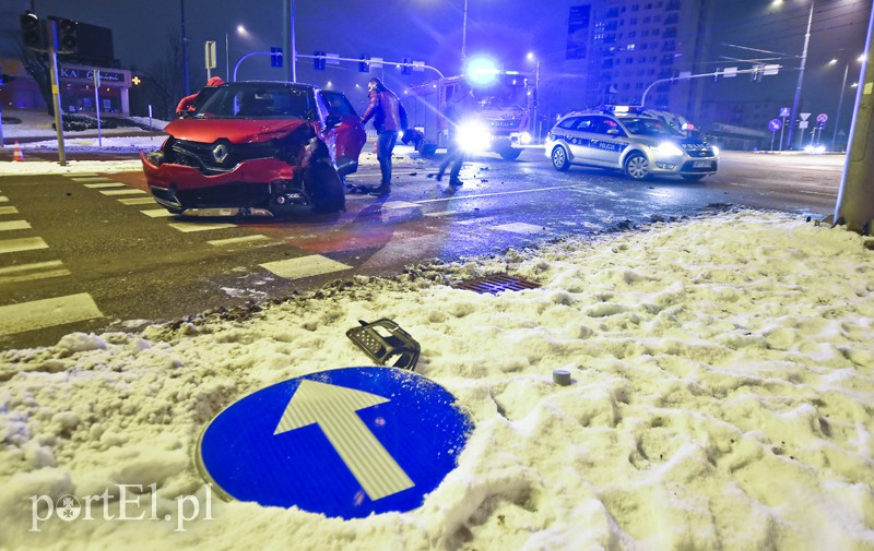 Elbląg, Zderzenie mercedesa z renault, jedna osoba w szpitalu