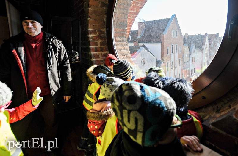 Elbląg, Leszek Marcinkowski (po lewej) opowiada dzieciom historię ul. Stary Rynek: - Kiedyś była ona wielkim targiem, handlowano tu wszystkim - mówi do najmłodszych elblążan