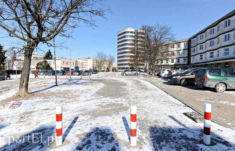 Elbląg, Dwa rzędy słupków mają powstrzymać kierowców przed skracaniem sobie drogi