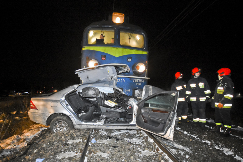 Elbląg, Wjechał mercedesem pod pociąg