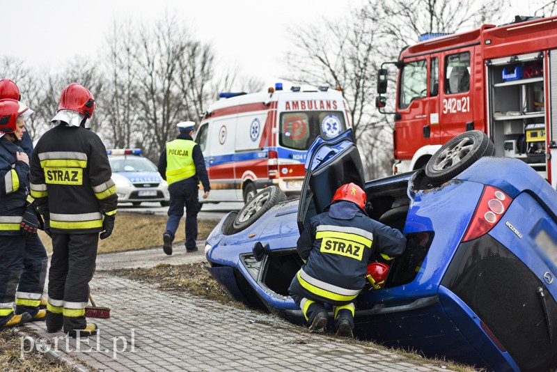 Elbląg, Dachowanie na DK-7, kierowca bez prawa jazdy