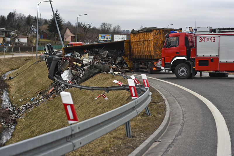 Elbląg, Węzeł Wschód: przewróciła się ciężarówka ze złomem