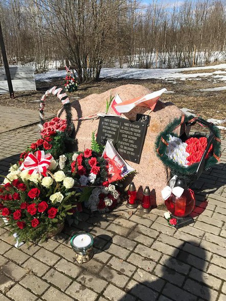 Elbląg, W miejscu katastrofy znajduje się pamiątkowy głaz z tablicą w języku polskim i rosyjskim. Teren jest niedostępny na co dzień dla odwiedzających Elbląg, W miejscu katastrofy znajduje się pamiątkowy głaz z tablicą w języku polskim i rosyjskim. Teren jest niedostępny na co dzień dla odwiedzających