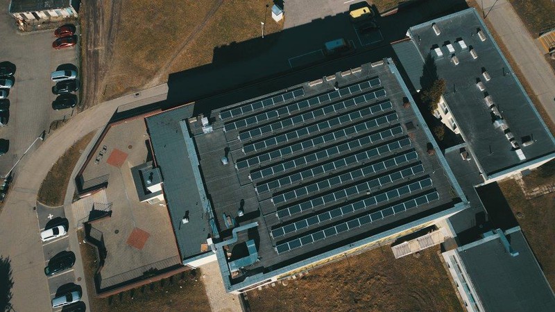 Elbląg, Na dachu pływalni zamontowano 148 paneli fotowoltaicznych Elbląg, Na dachu pływalni zamontowano 148 paneli fotowoltaicznych