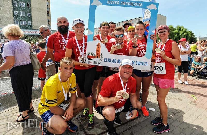 Elbląg, Drużyna portEl.pl już z medalami. Podczas imprezy każdy chętny mógł sobie zrobić zdjęcie w naszej pamiątkowej ramce. Chętnych nie brakowało. Dziękujemy!