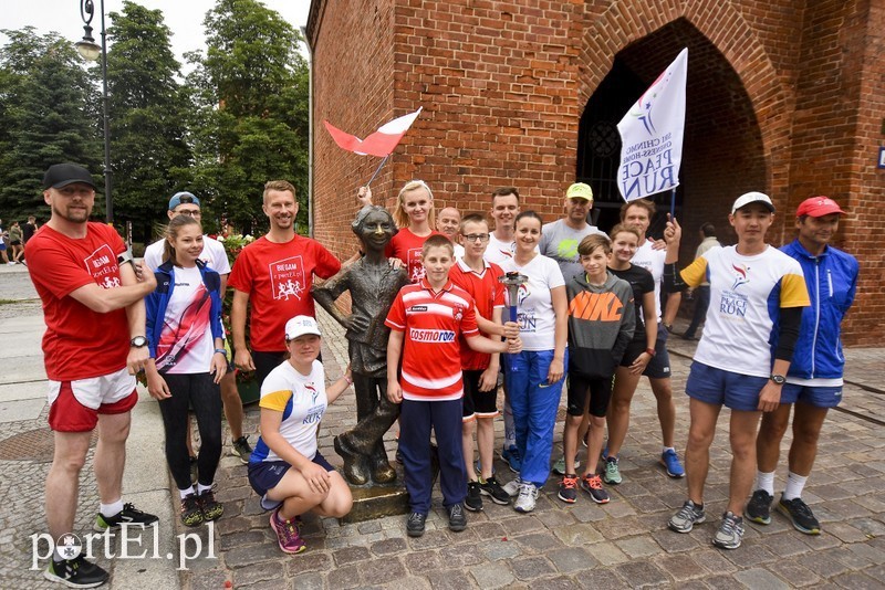 Elbląg, Uczestnicy biegu Peace Run przed Bramą Targową