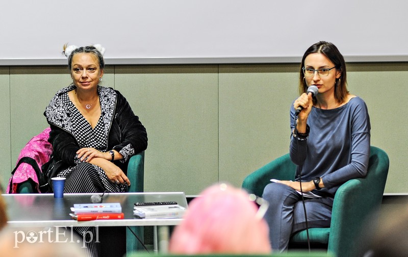 Elbląg, Spotkanie z Sylwią Kubryńską (na zdj. z lewej) prowadziła Aga Kopczyńska