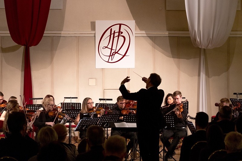 Elbląg, Biało-czerwone melodie z EOK Elbląg, Biało-czerwone melodie z EOK