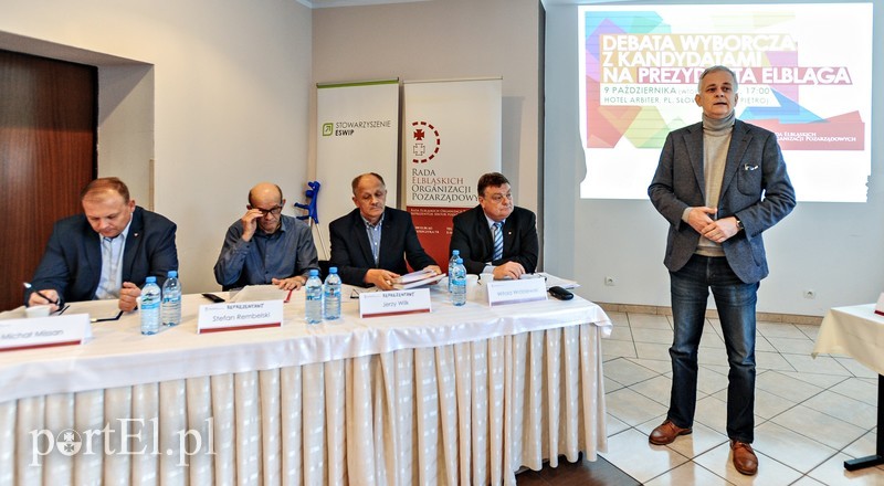 Elbląg, Przy stole usiedli (od lewej):Michał Missan, Janusz Lewandowski, Zenon Lecyk, Witold Wróblewski. Na zdjęciu widoczny jest także Arkadiusz Jachimowicz, prezes ESWiP