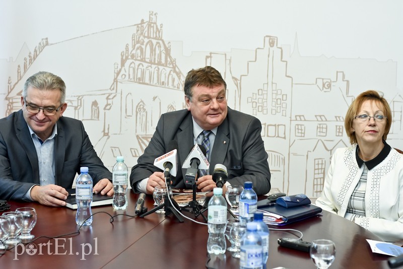 Elbląg, O restrukturyzacji długu mówili prezydent Witold Wróblewski, wiceprezydent Janusz Nowak i skarbnik Rozalia Grynis Elbląg, O restrukturyzacji długu mówili prezydent Witold Wróblewski, wiceprezydent Janusz Nowak i skarbnik Rozalia Grynis