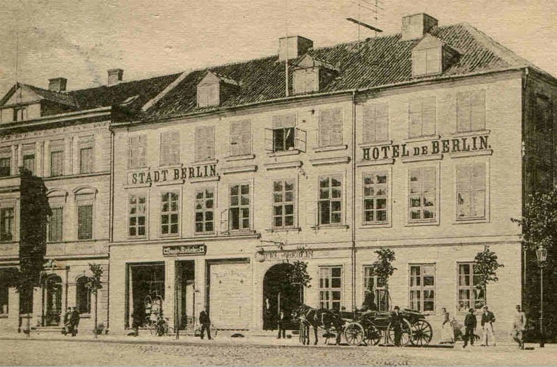 Elbląg, Pocztówka z widokiem Hotelu de Berlin w Elblągu (Zbiór Andrzeja Kowalskiego) Elbląg, Pocztówka z widokiem Hotelu de Berlin w Elblągu (Zbiór Andrzeja Kowalskiego)