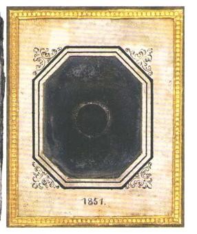 Elbląg, Całkowite zaćmienie słońca. Dagerotypia z 28 lipca 1851 roku wykonana przez Juliusza Berkowskiego (Axel D. Wittmann und Reinhard E. Schielicke, Richard und John Parish, Förderer der Astronomie zur Zeit von Gauss, und die Sonnenfinsternis-Daguerreotyp Elbląg, Całkowite zaćmienie słońca. Dagerotypia z 28 lipca 1851 roku wykonana przez Juliusza Berkowskiego (Axel D. Wittmann und Reinhard E. Schielicke, Richard und John Parish, Förderer der Astronomie zur Zeit von Gauss, und die Sonnenfinsternis-Daguerreotyp