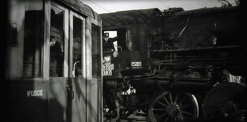 Elbląg, Tramwaj czeka na przejazd pociągu w centrum Elbląga Elbląg, Tramwaj czeka na przejazd pociągu w centrum Elbląga