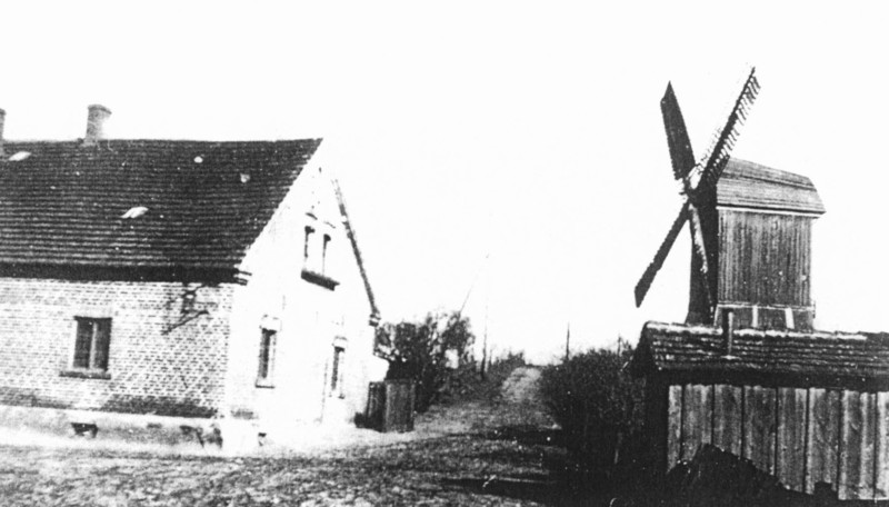 Elbląg, Białki przed wojną: zabudowania gospodarcze, w tle wiatrak typu koźlak Elbląg, Białki przed wojną: zabudowania gospodarcze, w tle wiatrak typu koźlak