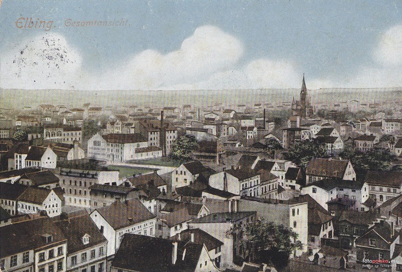 Elbląg, Widok z wieży nieistniejącego już kościoła Trzech Króli na krytą pływalnię i kościół św. Anny Elbląg, Widok z wieży nieistniejącego już kościoła Trzech Króli na krytą pływalnię i kościół św. Anny