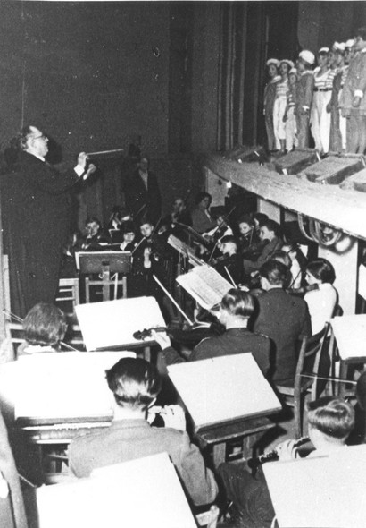 Elbląg, Józef Karpiński dyrygujący orkiestrą na jednym z przedstawień