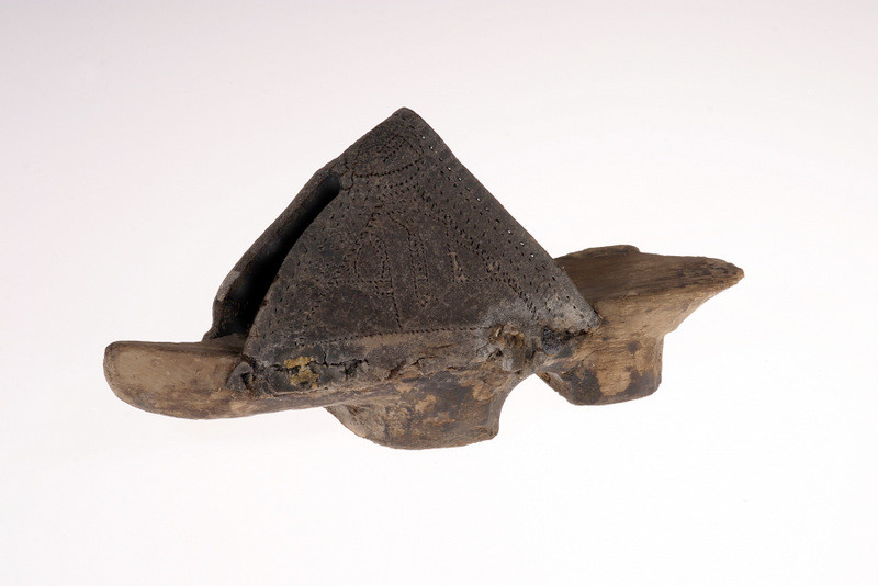 Elbląg, Aby przejść przez ulicę „suchą nogą” zakładano na skórzane buty drewniane patynki Elbląg, Aby przejść przez ulicę „suchą nogą” zakładano na skórzane buty drewniane patynki