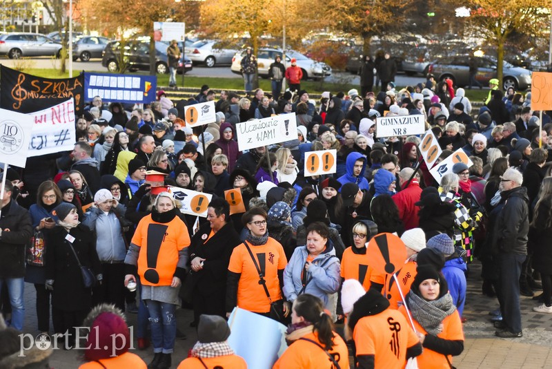 Elbląg, Nauczyciele pikietowali pod pomnikiem Kazimierza Jagiellończyka Elbląg, Nauczyciele pikietowali pod pomnikiem Kazimierza Jagiellończyka