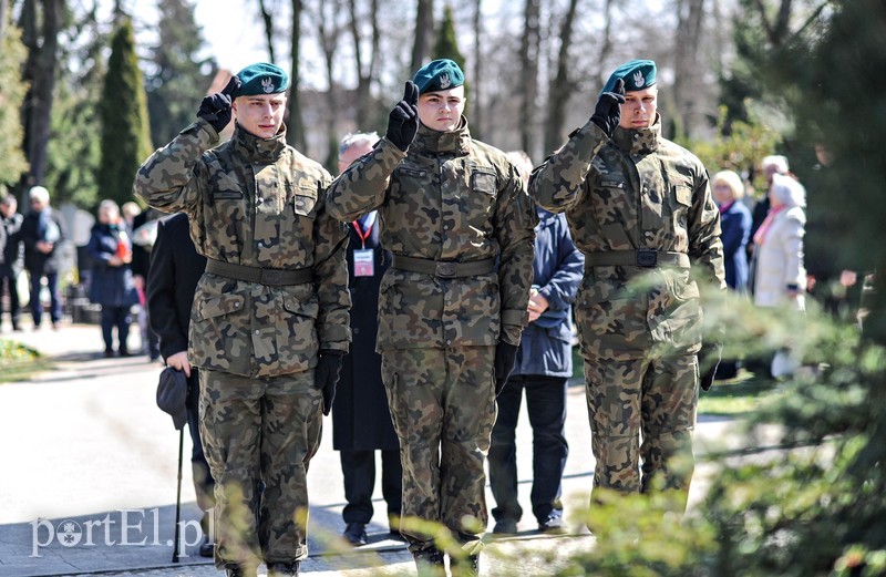 Elbląg, Przy krzyżu katyńskim złozono kwiaty Elbląg, Przy krzyżu katyńskim złozono kwiaty