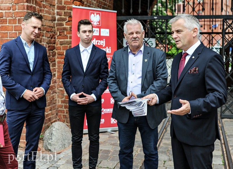 Elbląg, - Nie idziemy w polityczną awanturę między PO i PiS, wojny plemienne już nikogo nie interesują – mówił poseł Andrzej Maciejewski (pierwszy z prawej),