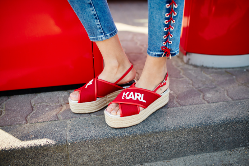 Nowoczesny sklep z damskimi ubraniami