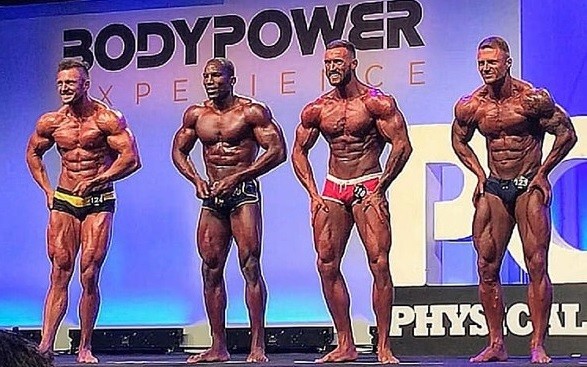 Elbląg, Łukasz Łobanowski (na zdjęciu pierwszy z prawej) zdobył srebrny medal mistrzostw Europy w sportach sylwetkowych