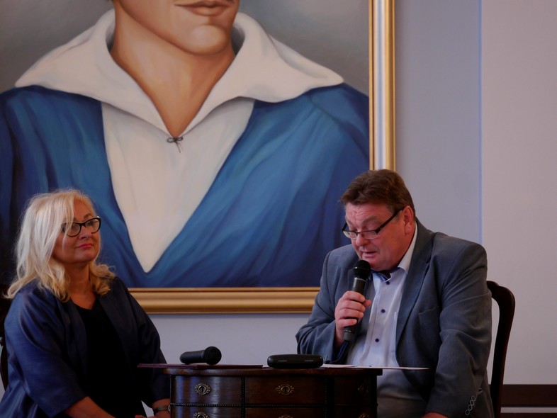 Elbląg, W I LO czytali prezydent Elbląga Witold Wróblewski i dyrektor Departamentu Edukacji Małgorzata Sowicka