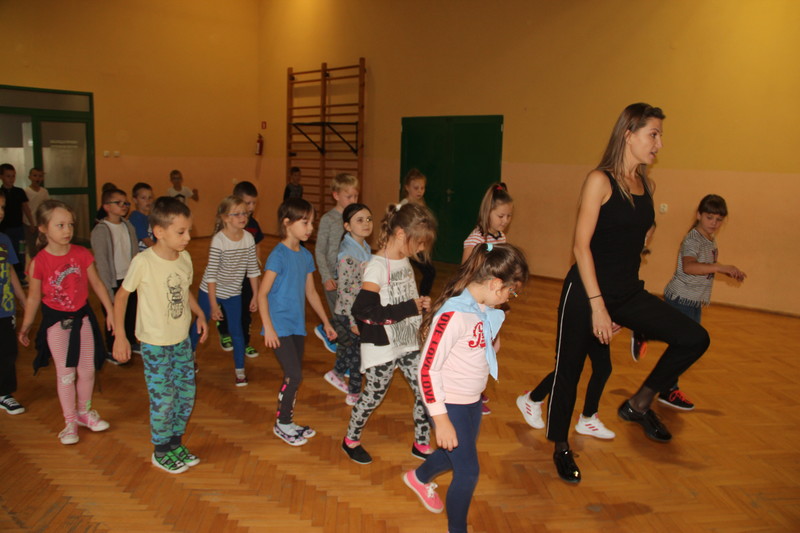 Elbląg, Uczniowie Szkoły Podstawowej nr 12 uczą się tańczyć Elbląg, Uczniowie Szkoły Podstawowej nr 12 uczą się tańczyć