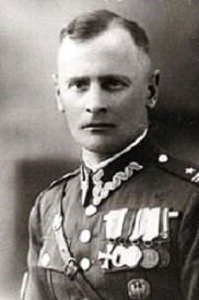 Elbląg, Płk Aleksander Krzyżanowski (18.02.1895 - 29.09.1951) - według elbląskiej bezpieki w 1950 r - byli akowcy przebywający na terenie Elbląga i powiatu elbląskiego mieli utrzymywać z nim kontakt. Źródło: (domena publiczna) Elbląg, Płk Aleksander Krzyżanowski (18.02.1895 - 29.09.1951) - według elbląskiej bezpieki w 1950 r - byli akowcy przebywający na terenie Elbląga i powiatu elbląskiego mieli utrzymywać z nim kontakt. Źródło: (domena publiczna)