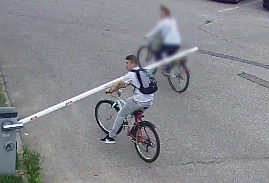 Elbląg, Policjanci poszukują sprawcy zniszczenia szlabanu