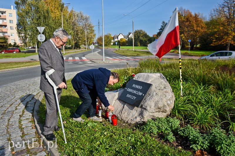 Elbląg, Dwie osoby złożyły kwiaty pod obeliskiem upamiętniającym obrońców Birczy