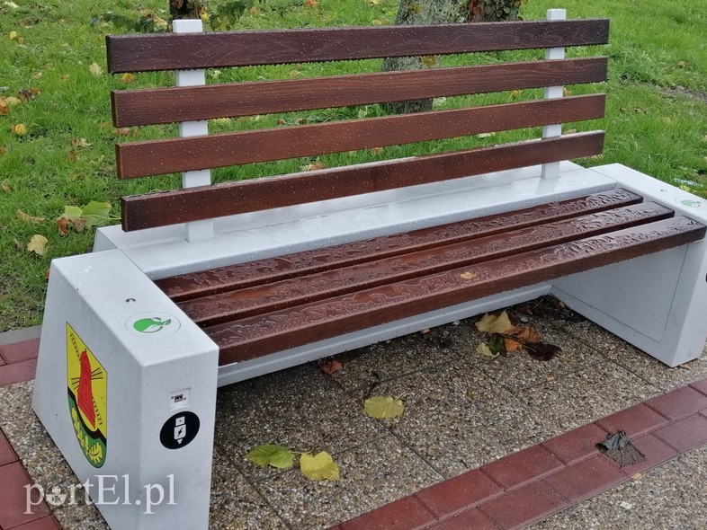 Elbląg, W Gronowe Elbląskim można podladować telefon na ławce