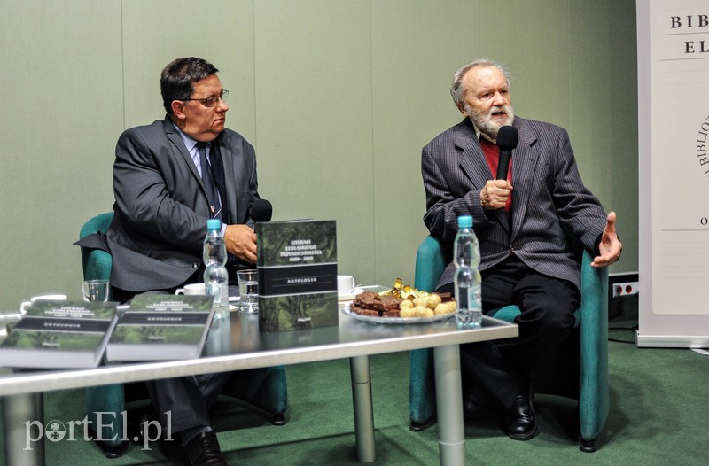 Elbląg, Juliusz Marek (z lewej) i Ryszard Tomczyk przedstawiali antologię literatury elbląskiej Elbląg, Juliusz Marek (z lewej) i Ryszard Tomczyk przedstawiali antologię literatury elbląskiej