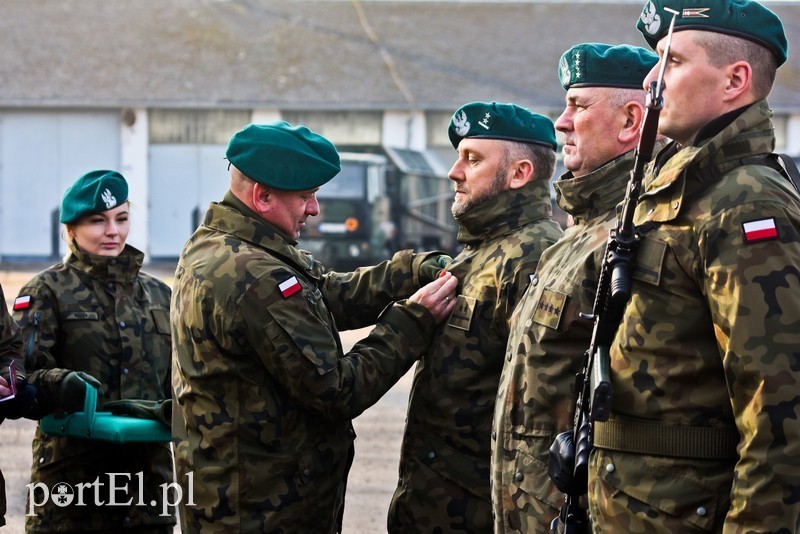 Elbląg, Dziś dowódca 16. Pułku Logistycznego wręczał swoim żołnierzom odznaczenia i awanse Elbląg, Dziś dowódca 16. Pułku Logistycznego wręczał swoim żołnierzom odznaczenia i awanse